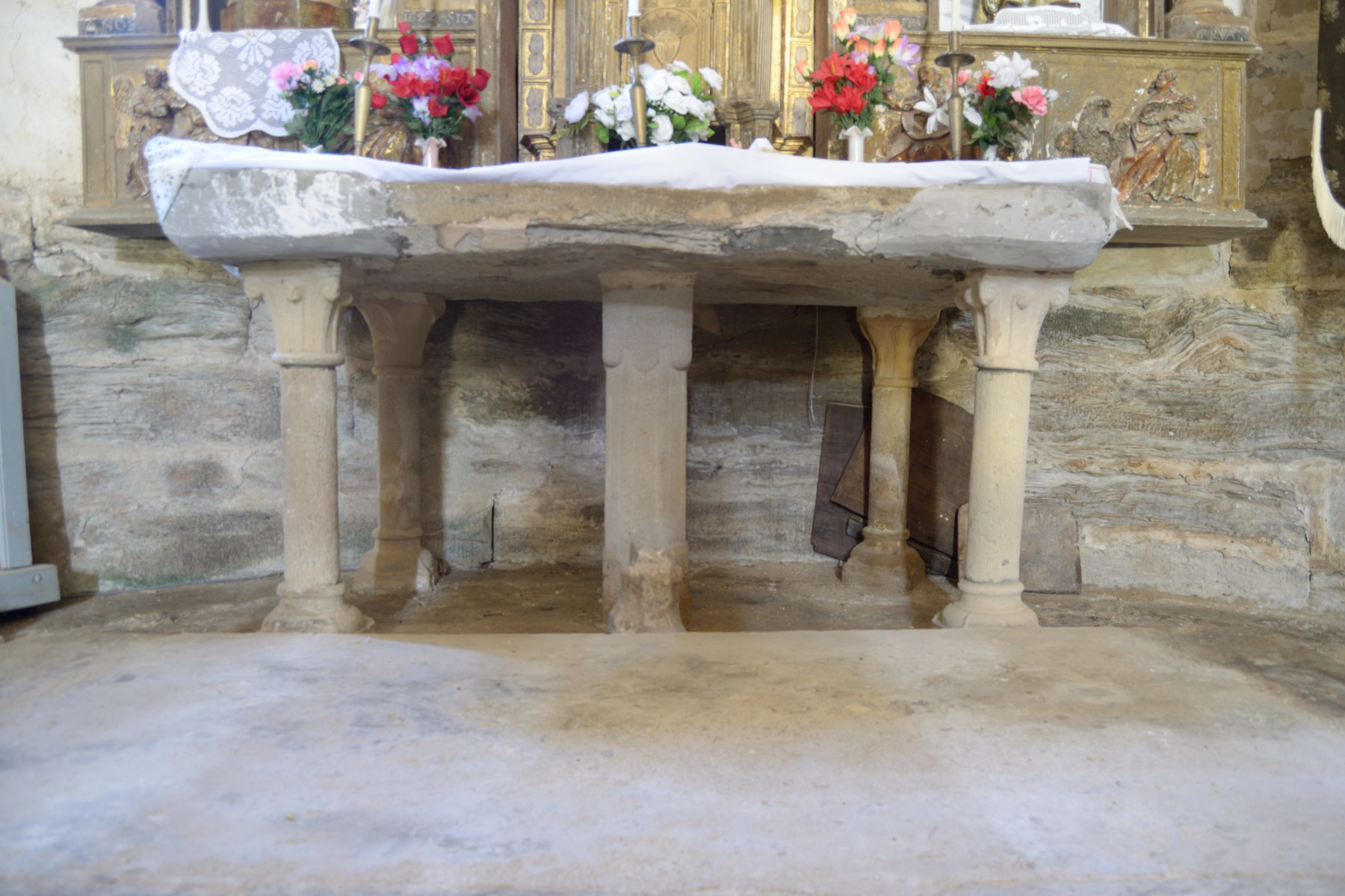 Figura 3 Obona Altar romanico