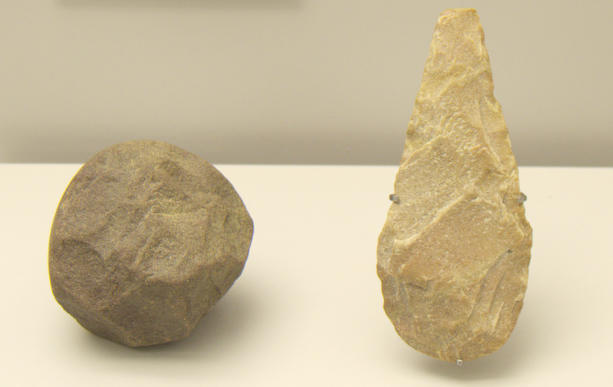 Museo-Arqueologico-Asturias_Banugues_Bifaz-y-esferoide0002378.jpg