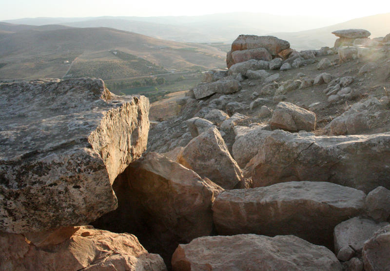 Jordania_Mutawwaq_2012_Tres-dolmenes-excavados_Juan-Muniz_Valentin-Alvarez.jpg