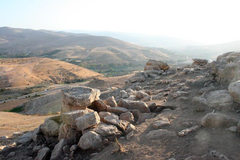 Jordania_Mutawwaq_2012_Tres-dolmenes-excavados_rio-Zarqa-de-fondo_Juan-Muniz_Valentin-Alvarez.jpg