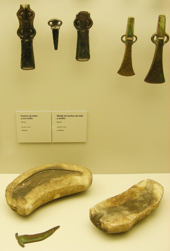 Museo-Arqueologico-Asturias_Moldes-de-hachas_Megalitismo-Edad-del-Bronce_Carlos-Marin-Suarez_2013-05-10.jpg