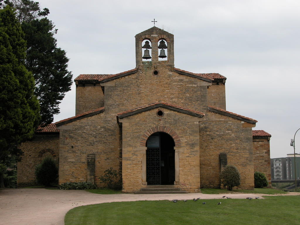 Oviedo_San-Julian-de-Los-Prados_Santullano_01.jpg