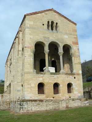 Oviedo_Santa-Maria-de-Naranco_02.jpg