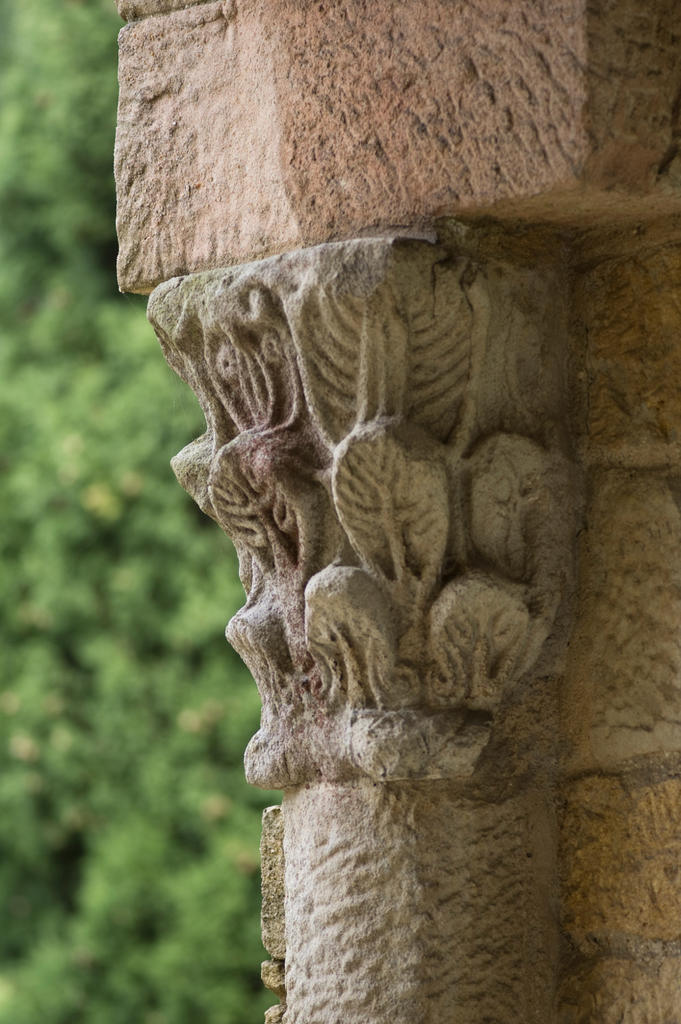 Santa-Maria-Naranco_Oviedo_Detalle-columna-y-capitel_Sergio-Rios.jpg