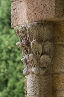 Santa-Maria-Naranco_Oviedo_Detalle-columna-y-capitel_Sergio-Rios.jpg