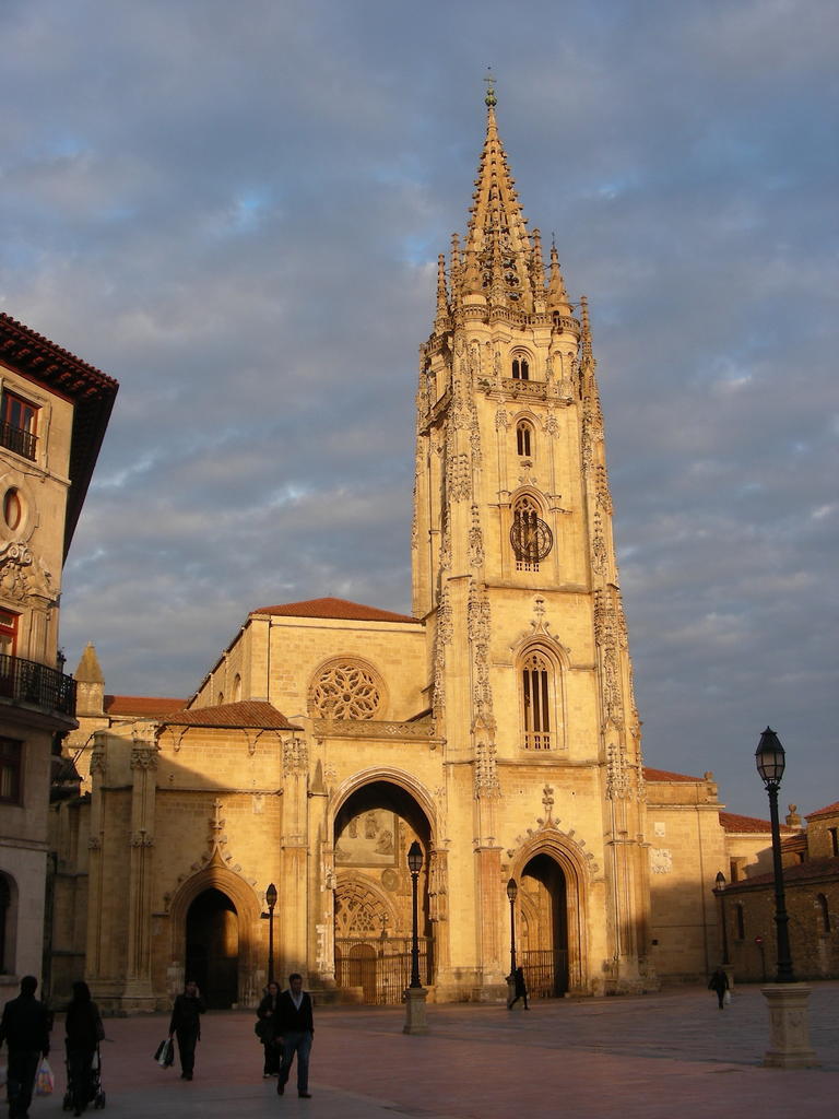 Catedral-Oviedo_III-Jornadas-Arqueologia-Medieval_2015.jpg
